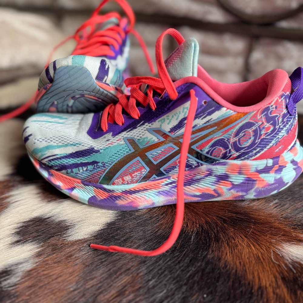 Share Asics Women's Noosa Tri 13 running sneakers in White/Periwinkle Blue Size
